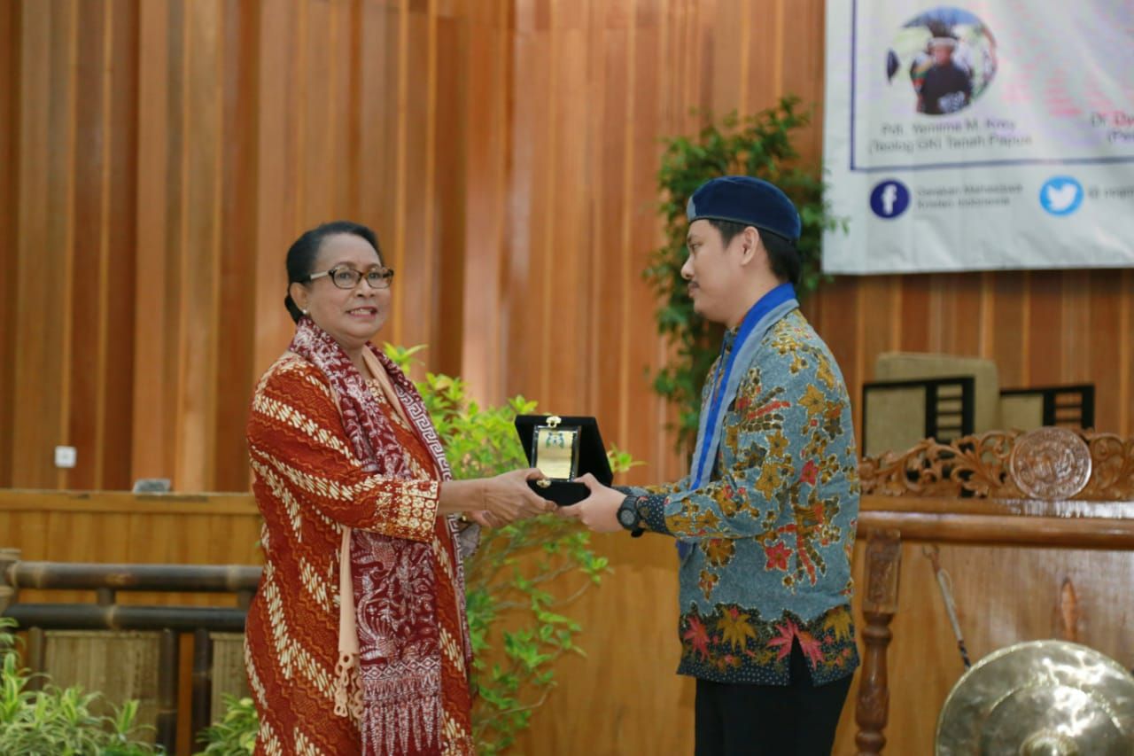 Menteri Yohana Yembise Ajak Kaum Akademisi Selamatkan Keluarga Rentan