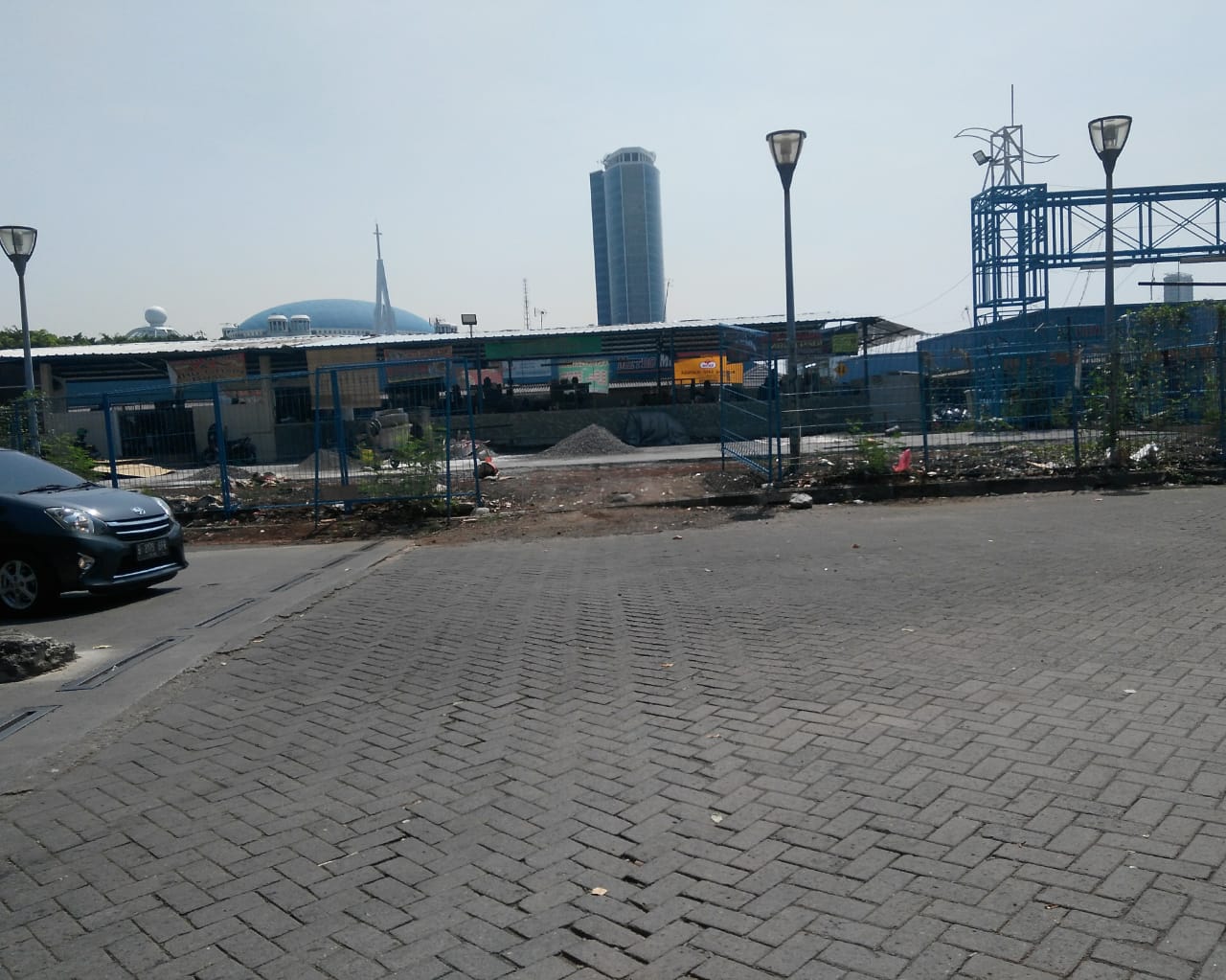 Pasar Mobil Kemayoran (PMK) Diduga Memangkas Habis Tanaman Yang Berada di Jalur Hijau