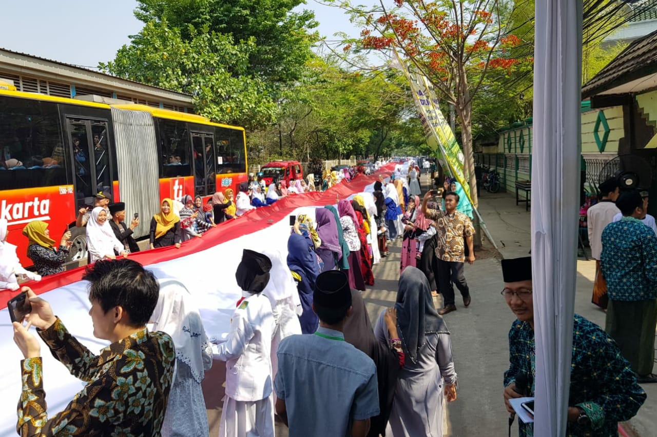Peringati Hari Santri Nasional, Ponpes Asshiddiqiyah Bentangkan Bendera 700 Meter
