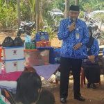 Bupati Lampung Utara Bagikan Sembako Korban Angin Puting Beliung