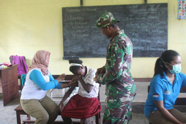 Satgas TMMD Dan Puskesmas Bifo Beri Vaksin Pada Siswa SD