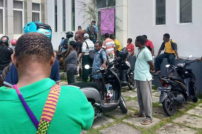 Kecewa, Pengusaha Papua Palang Kantor Dinas PU Papua Barat