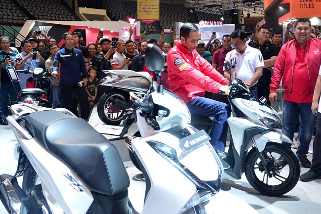 Kunjungi Indonesia Motorcycle Show, Jokowi Puji Produk Lokal