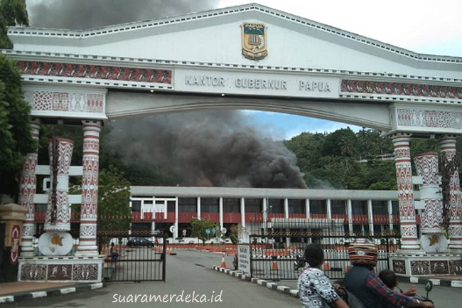 Gedung Sasana Krida Kantor Gubernur Papua Dilalap Si Jago Api