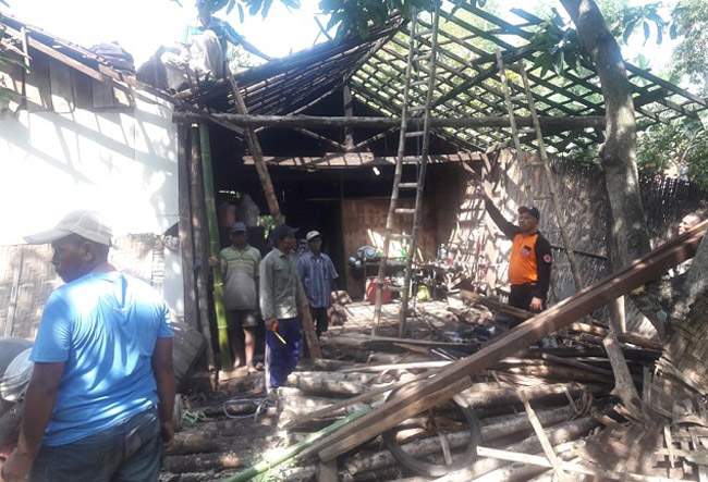 Angin Kencang Terjang Rumah Warga Desa Bayeman