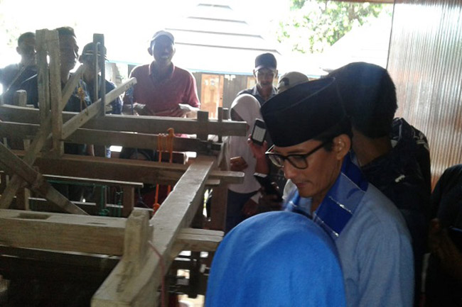 Tenun Sutera Sandiaga Uno Kunjungi Wajo Sulsel, Ziarah ke Makam Kakek Wali Songo
