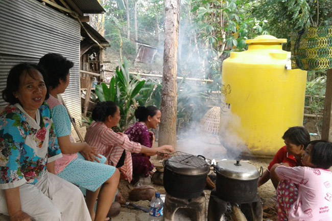 Andi Asnaniah Jalin Keakraban Warga Dengan Bakar Ikan di Awal Tahun