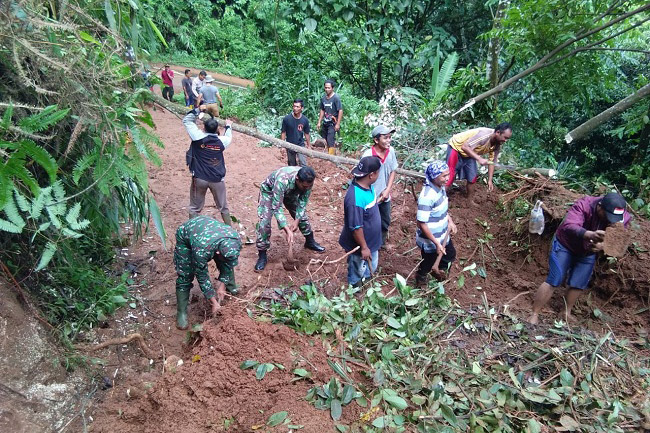 TIN Berjibaku Buka Akses Jalan Provinsi Yang Tertimbun Longsor