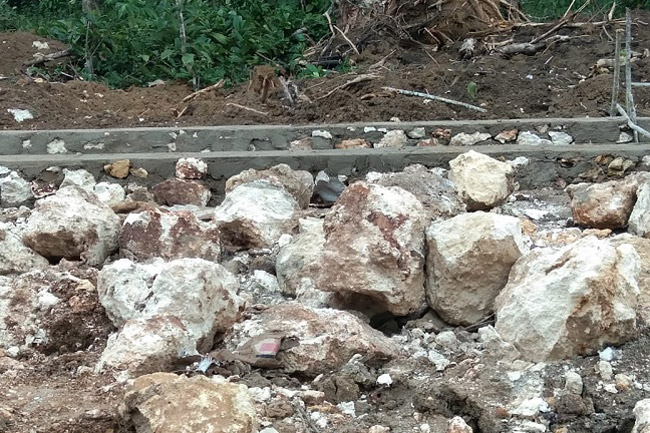 Fondasi Spesifikasi Material Batu Gunung, Diduga Dicampur Batu Kapur