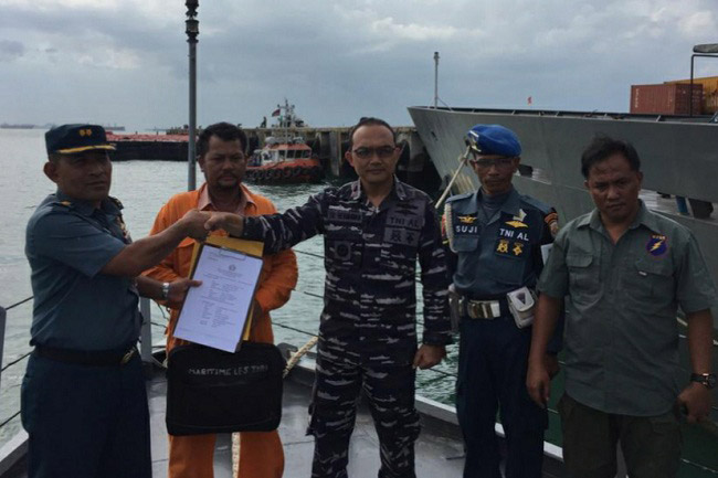 KRI Clurit 641 Tangkap Kapal Tanpa Dokumen Import Barang