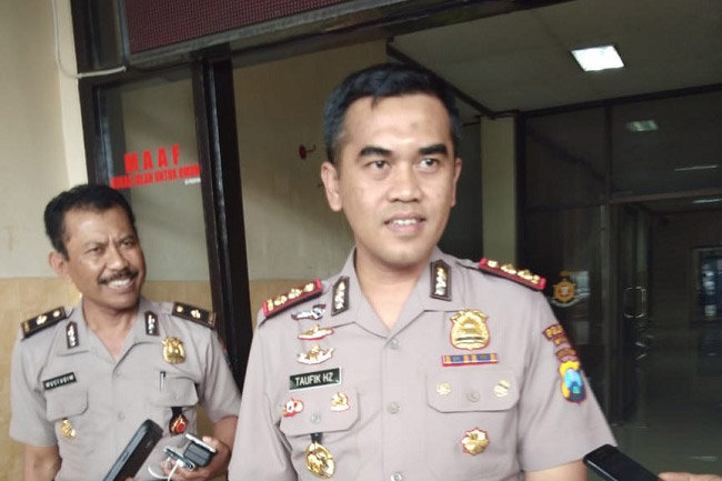 Dikawal Polisi, Truk Logistik Tumpang Pitu Terobos Hadangan Warga