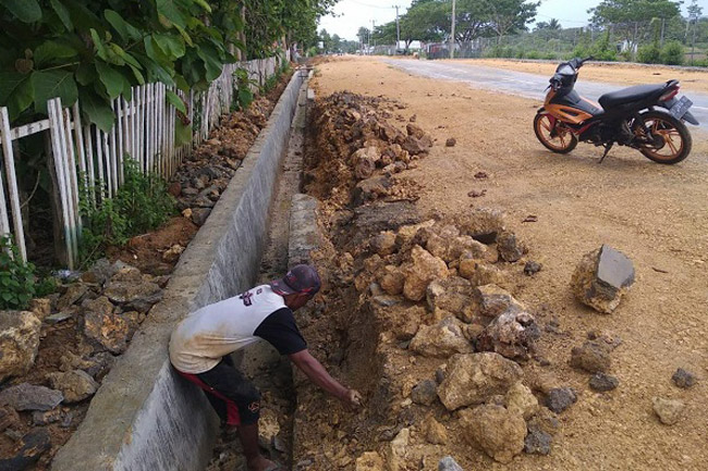 Belum Sebulan, Drainase Kusambi Kabupaten Muna Barat Sudah Rusak