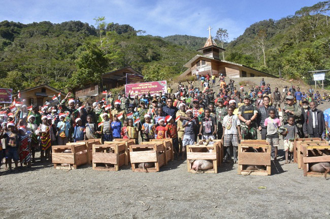 Bakti Sosial Perayaan Natal dan Tahun Baru 2019 di Arwanop