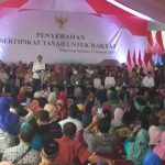 Warga Tangerang Selatan Terima Sertifikat Dari jokowi