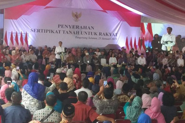 Warga Tangerang Selatan Terima Sertifikat Dari jokowi