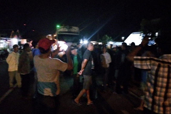 Tersinggung, Aksi Simpatik Tolak Tambang Hadang Truk Logistik PT BSI