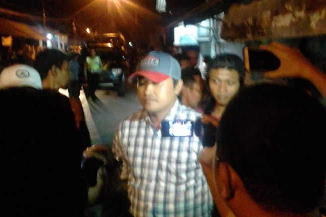 Warga Sumberagung Hadang Truk Logistik Tambang Emas Tumpang Pitu