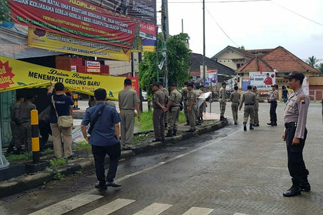 Bawaslu Cilacap dan Aparat Tertibkan Alat Peraga Kampanye Pemilu