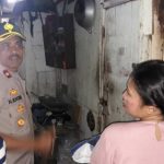 Kapolsek Cengkareng Bantu Pasang Listrik Gratis Warga