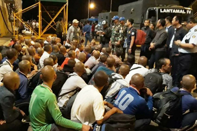 Lanal Tarempa Serahkan 64 Tahanan Kamla ke Rudenim Imigrasi