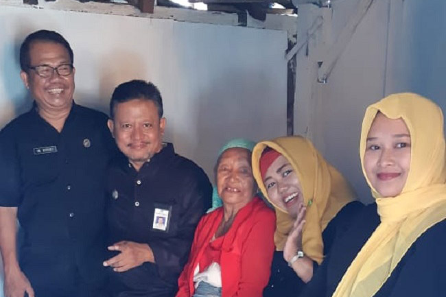 Camat Singonjuruh Kunjungi Mbah Salweah