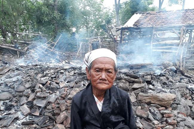 Rumah Lansia di Sumber Kolak Dilalap Si Jago Merah