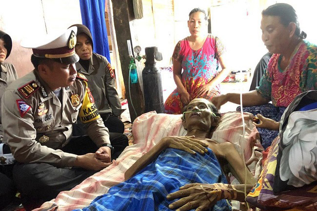 Kasat Lantas Wajo Besuk Wartawan Senior di Hari Pers Nasional