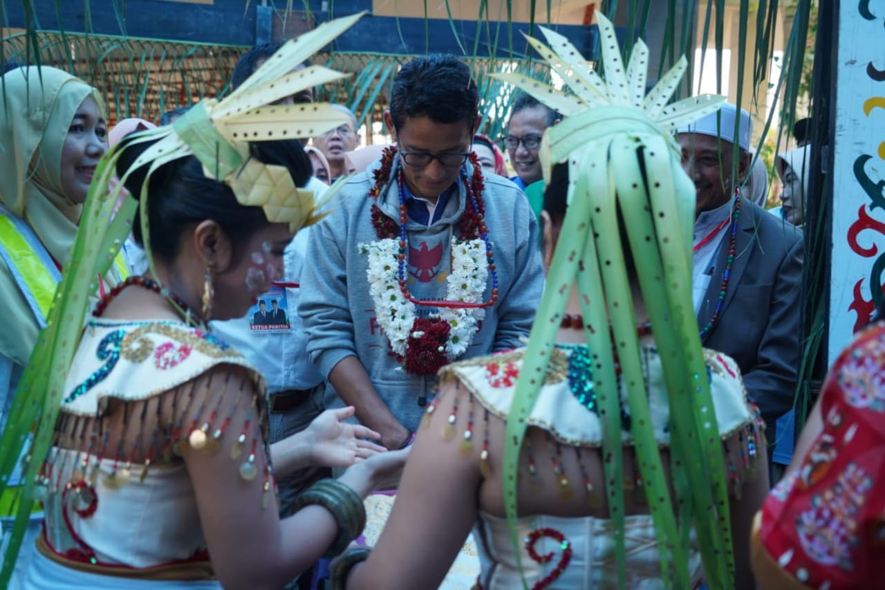 Tiba di Palangkaraya Sandiaga Uno Disambut Upacara Adat