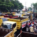 Dump Truck Blokade Kantor Pemkab Banyuwangi, Sopir Demo
