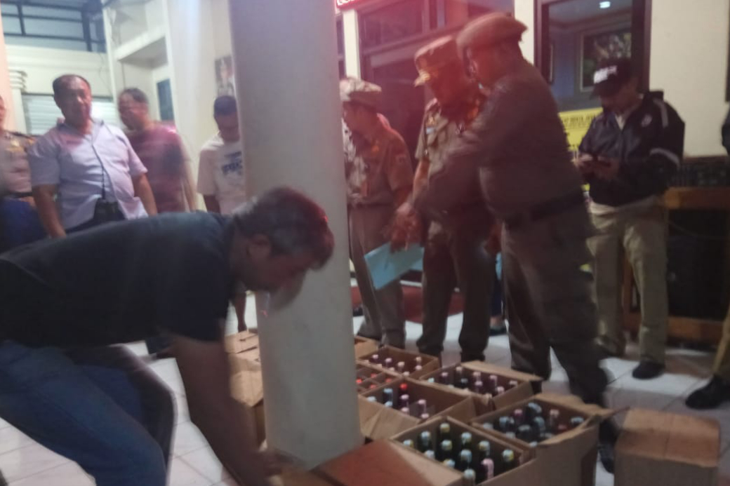 Antisipasi Kejahatan, Polsek Kembangan Sita 19 Dus Minuman Beralkohol