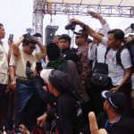 Kampanye di Bandung, Prabowo Disawer Uang, Cookies Hingga Ikat Kepala Pendekar