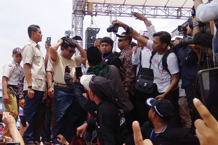 Kampanye di Bandung, Prabowo Disawer Uang, Cookies Hingga Ikat Kepala Pendekar