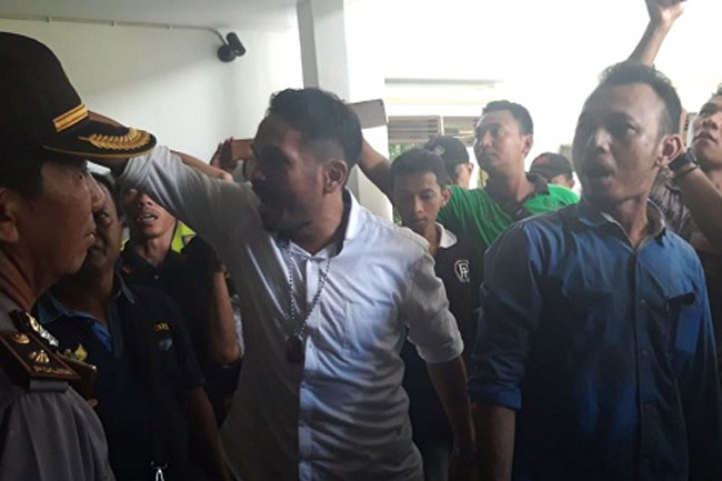Gedung DPRD Banyuwangi Ricuh Saat Rapat Kerja Soal Tambang Emas
