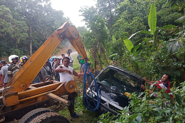 Ngantuk, Mobil Jatuh di Jurang Warangga Sulawesi Tenggara