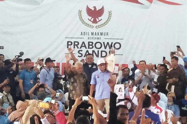 Sandiaga Naik Panggung Sambil Panggul Beras Pandan Wangi