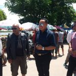 Bupati Muna Barat Dihalangi Warga Raha Masuk ke Mobil