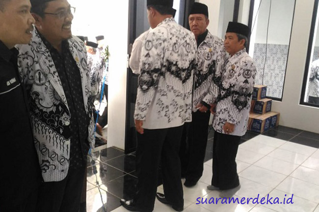 Bupati Bandung Barat Masuk Masjid Pakai Sepatu