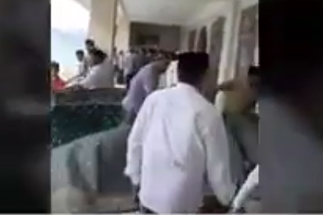 Video Jamaah Buang Karpet Masjid Gegara Caleg Tagih Suara Usai Jumatan