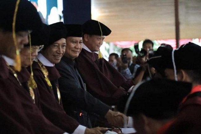 Prabowo Hadiri Wisuda UKRI: Kalian Harus Jadi Manusia Yang Terhormat