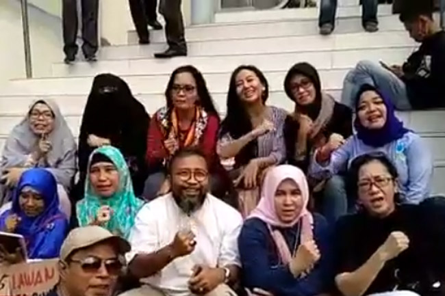 Lagu Dari Emak-Emak Buat Pak Polisi Yang Bertugas Mengayomi (Video)