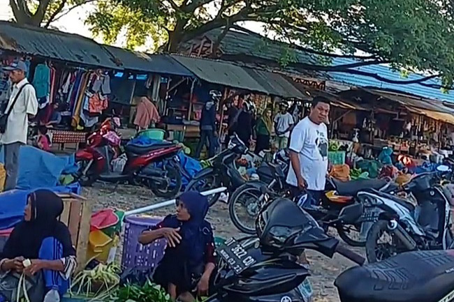 Penuh Lapak, Angkutan Kota dan Umum Tak Bisa Parkir di Terminal Laino