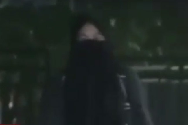 Wanita Misterius Bawa Ransel Dekati Gedung Bawaslu (Video)