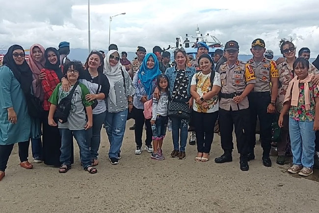 Bhayangkari Polda Sultra Kunjungi Sejumlah Destinasi Wisata di Muna