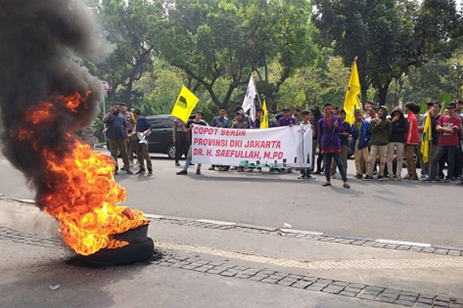Selalu Lolos Jeratan Hukum, Mahasiswa Beri Sekda DKI Gelar Abu Nawas
