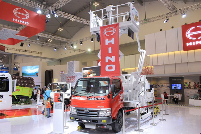 Hino New Dutro 130 MDL Armada Terpercaya Untuk Pengisian Bahan Bakar Pesawat