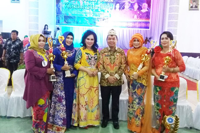 Ketua TP PKK Kapuas Kembangkan Batik Benang Bintik