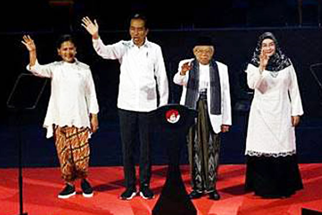 Mungkinkah Istri Jokowi Senaif Itu Memakai Sepatu Sneakers?