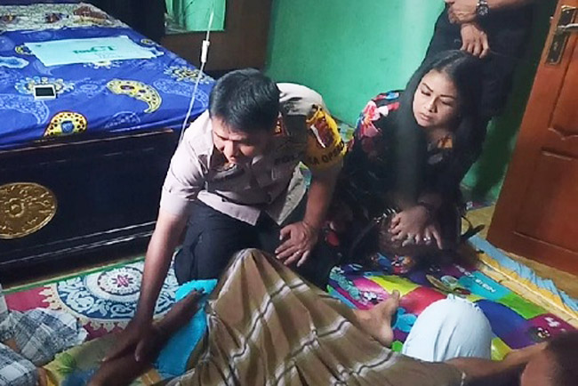 Kapolres Muna dan Istri Berikan Tali Asih ke Keluarga Aipda Arif