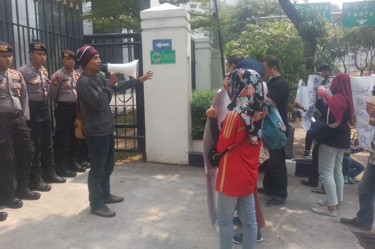 Emak-emak Korban Pinjaman Online Gruduk Pengadilan Negeri Jakpus
