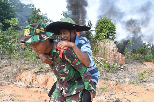 Ratusan Prajurit Korem 091 ASN Padamkan Karhutla di Desa Tani Aman